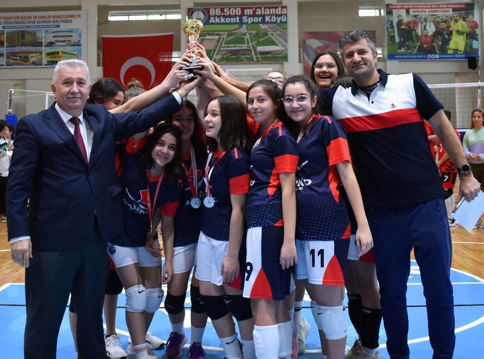 GAZİANTEP – SANKO Okulları kız voleybol takımı il ikincisi oldu
