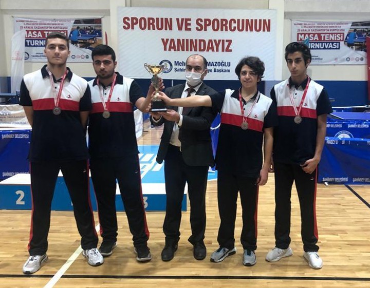 Sanko Okulları öğrencileri masa tenisinde il ikincisi oldu