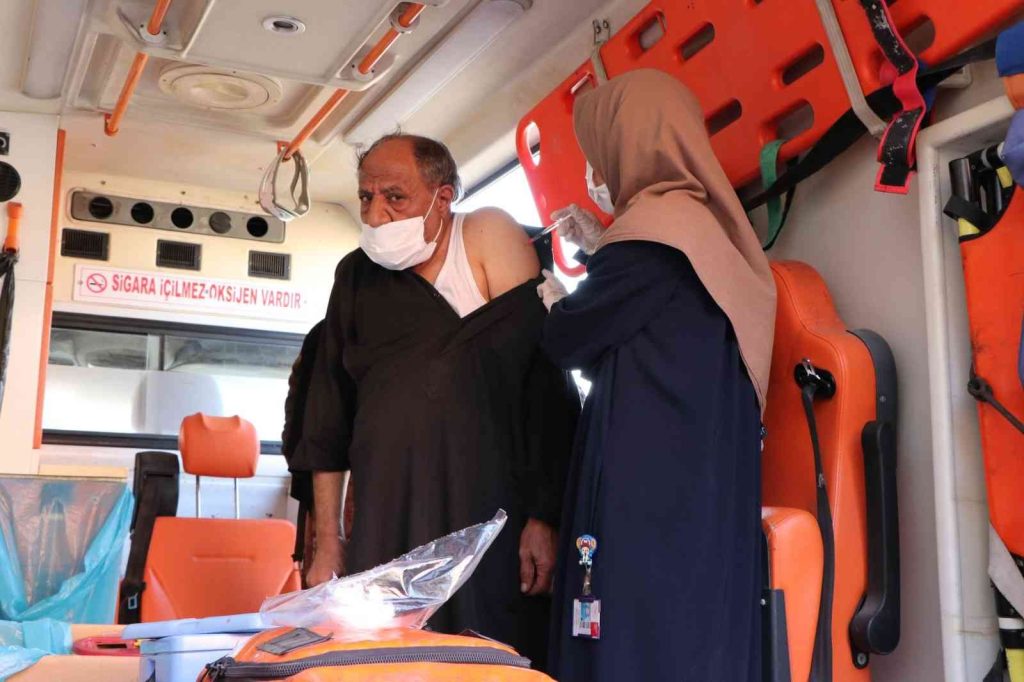 Şanlıurfa’da yabancı uyruklular aşı oldu