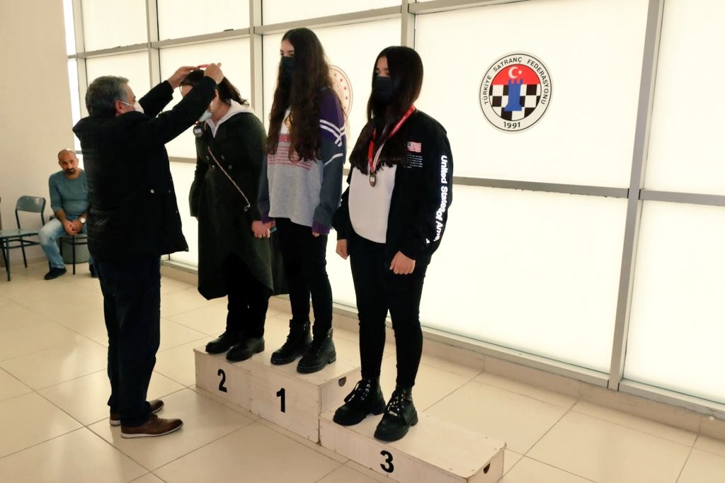 Satrançta dereceye girenlere madalyaları verildi