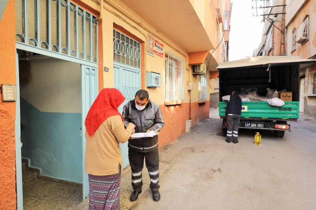 Şehitkamil’den dar gelirli ailelere gıda yardımı desteği