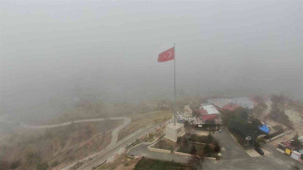 Sıcaklıkların düştüğü Elazığ’ı sis teslim aldı