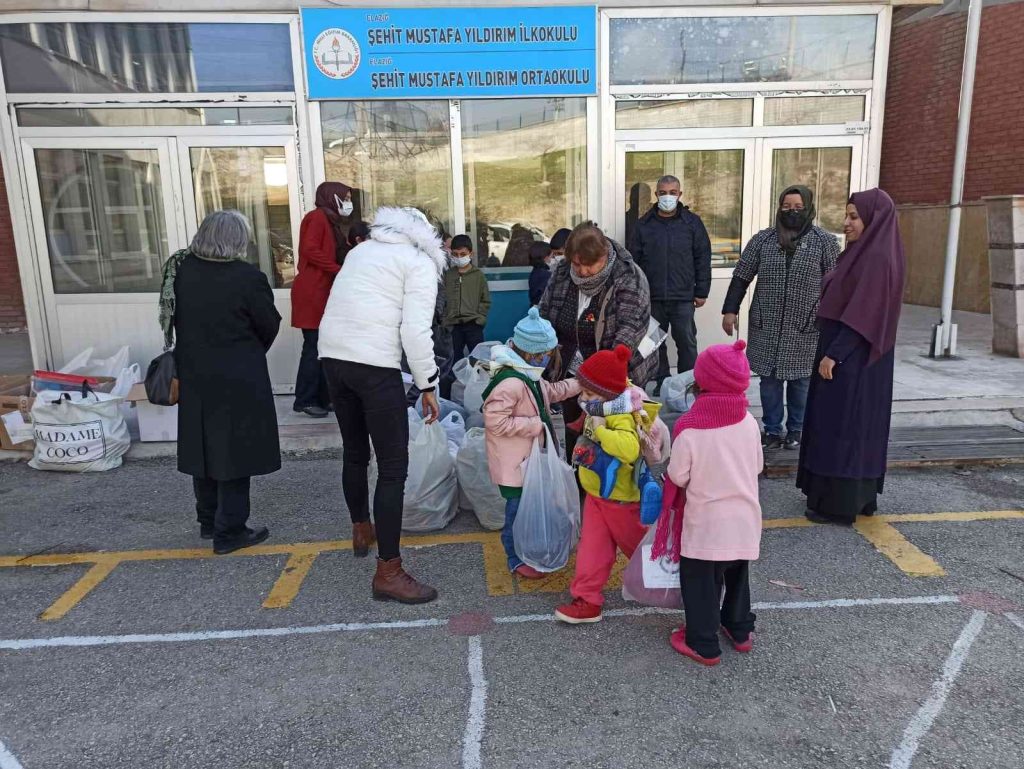 TKKD’den ihtiyaç sahibi öğrencilere giysi ve kırtasiye yardımı