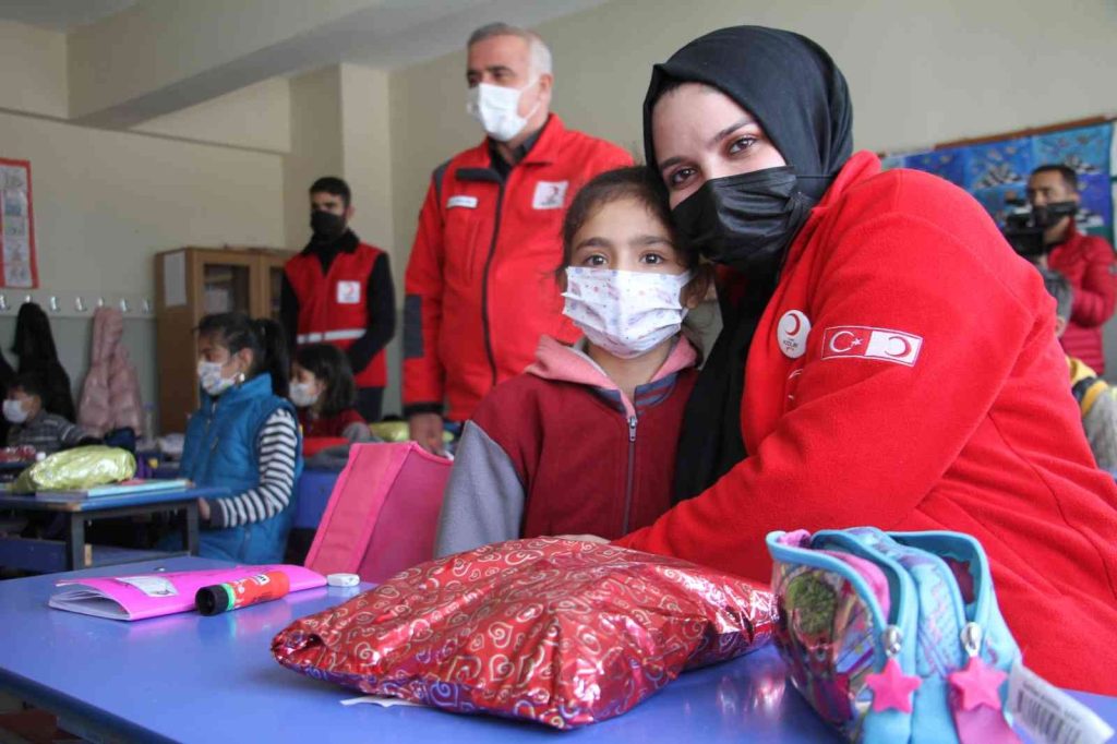 Türk Kızılayı’ndan 10 bin öğrenciye atkı bere takımı