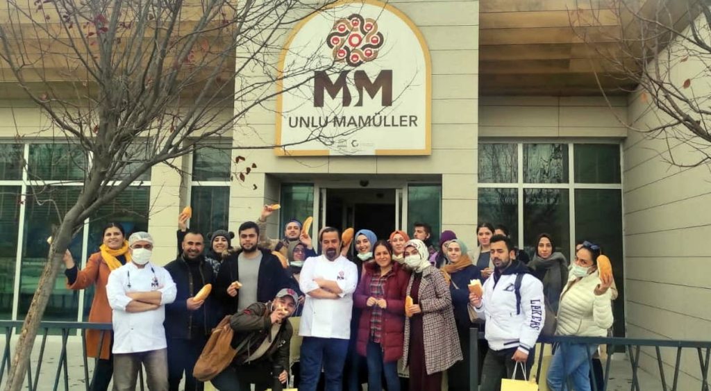 Üniversite öğrencileri glutensiz unlu mamüller üretim tesisinde