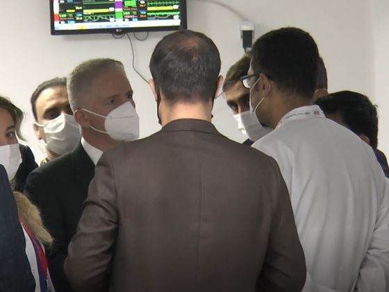 Vali Gül, babası tarafından dövülen bebeğin son durumu hakkında bilgi aldı