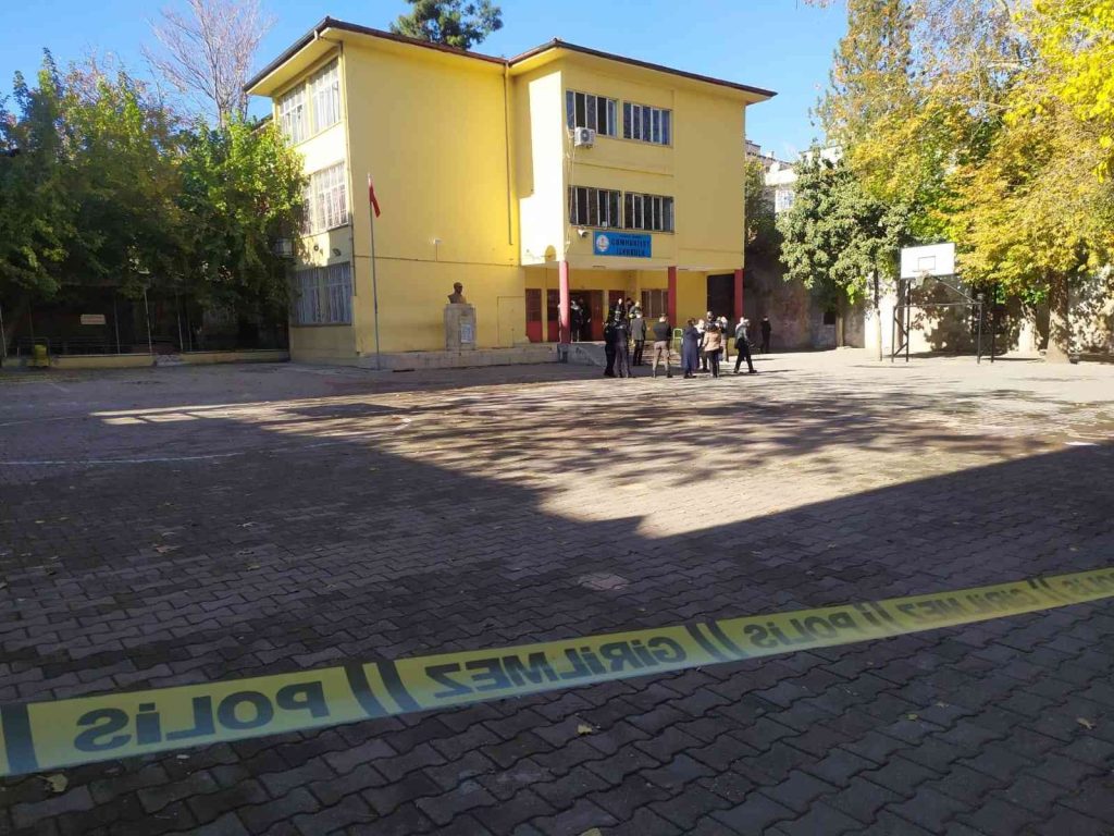 Yangında panik yaşayan öğretmenler gözyaşı döktü