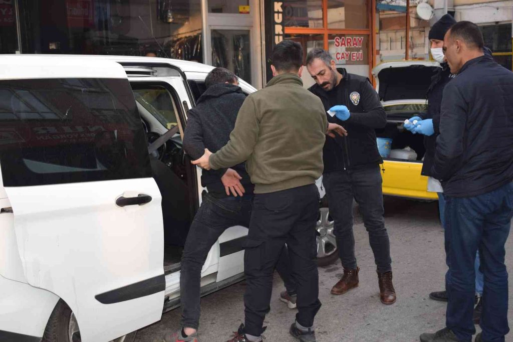 Yaraladığı kadını gasp ettiği araçla kaçırmaya çalıştı