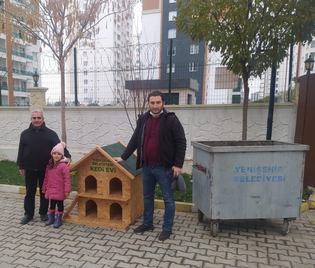 Yenişehir Belediyesi atık malzemelerden sokak hayvanların için yuva yaptı