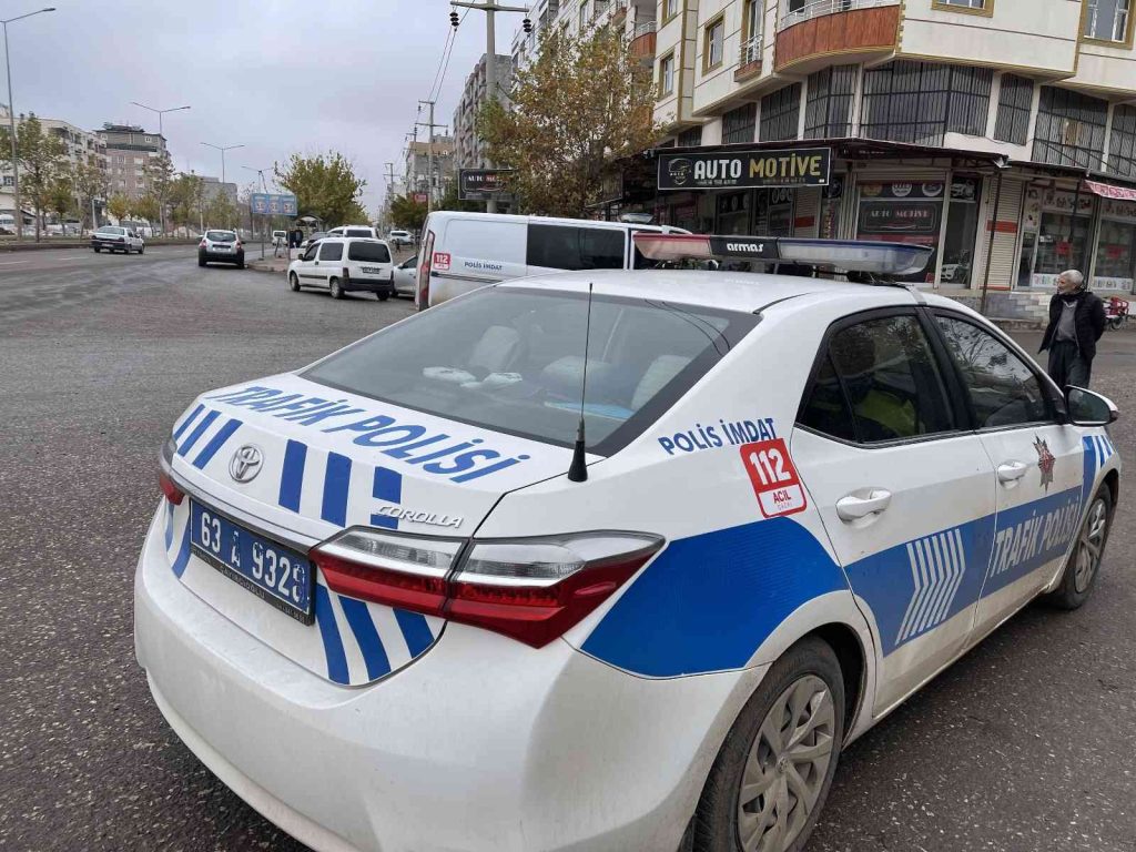 Yolun karşısına geçerken otomobil çarptı