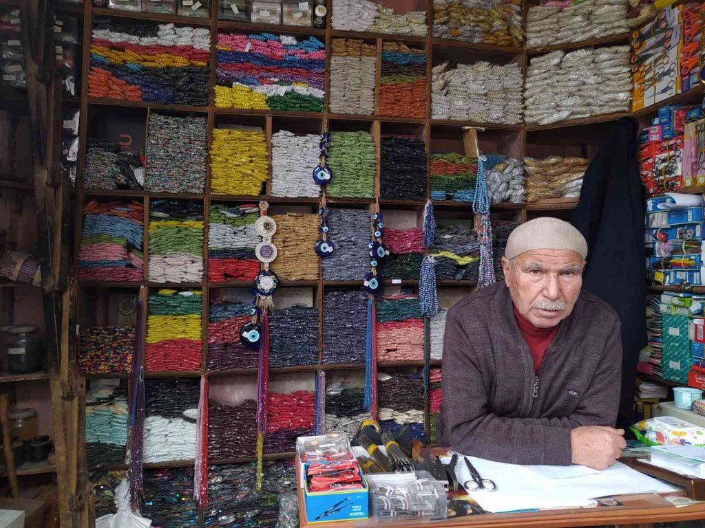 72 yaşındaki Alaattin amca 57 yıldır boncukçuluk yaparak  geçimini sağlıyor