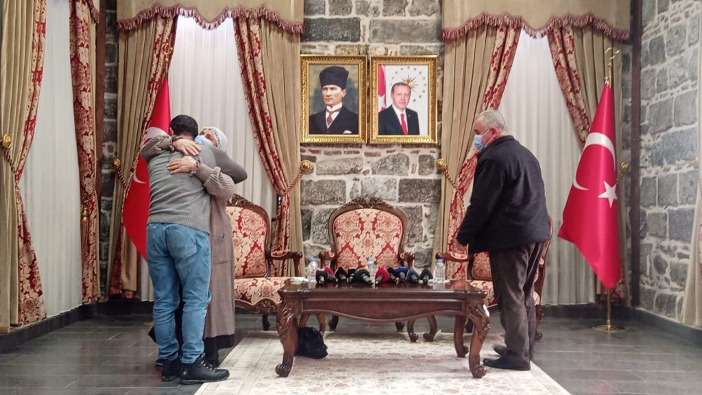 Ailelerin direnişi zaferle sonuçlanıyor, 2022’nin ilk evlat buluşması gerçekleşti