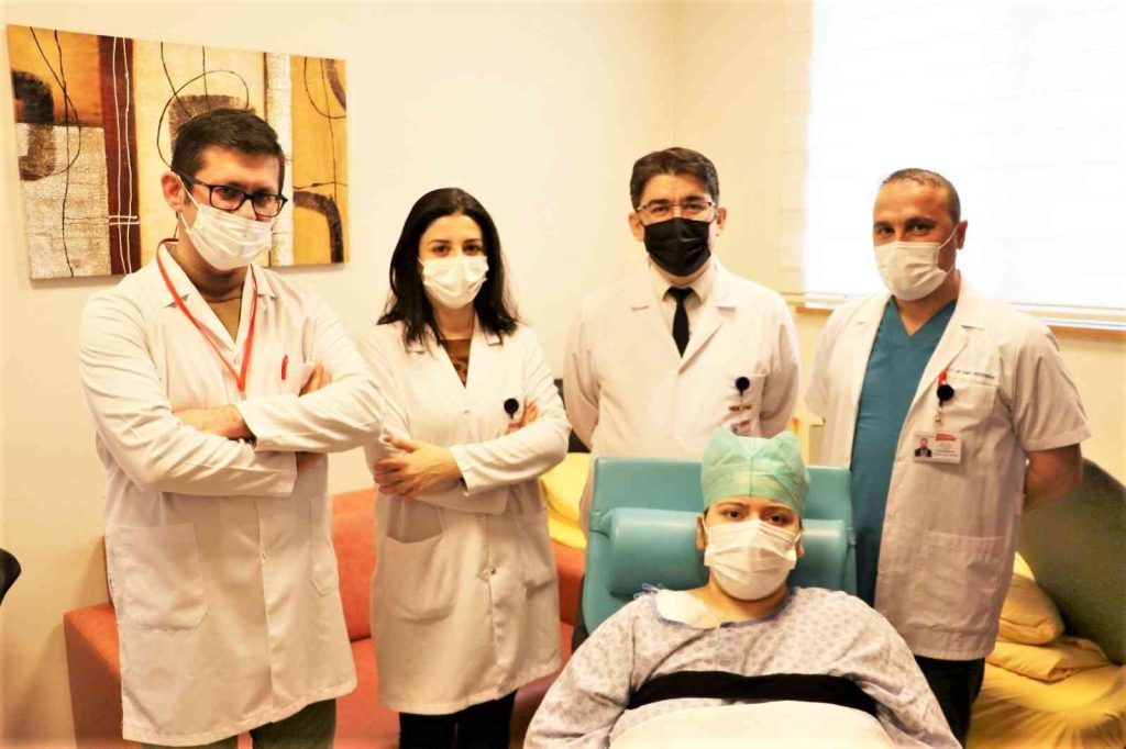 Ambulans helikopterle kurtarılan anne ve bebeği hayata tutundu