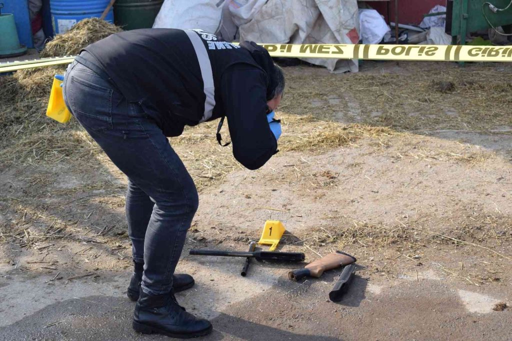 Annesi ile tartışan babasını tüfekle vurarak öldürdü