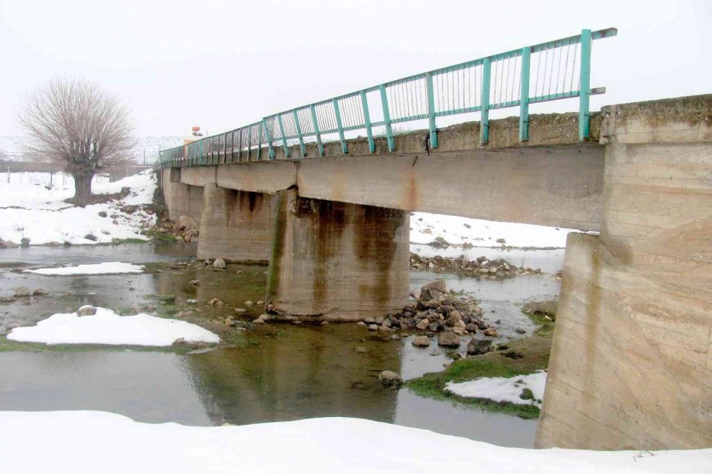 Araban’da 11 kırsal mahalleye ulaşım sağlayan köprü tehlike saçıyor