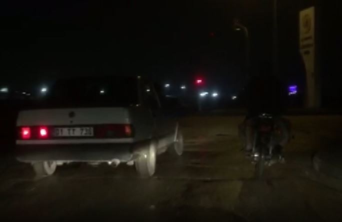 Araç içinden uzattıkları iple motosikleti çekmeye çalışan şahıslar pes dedirtti