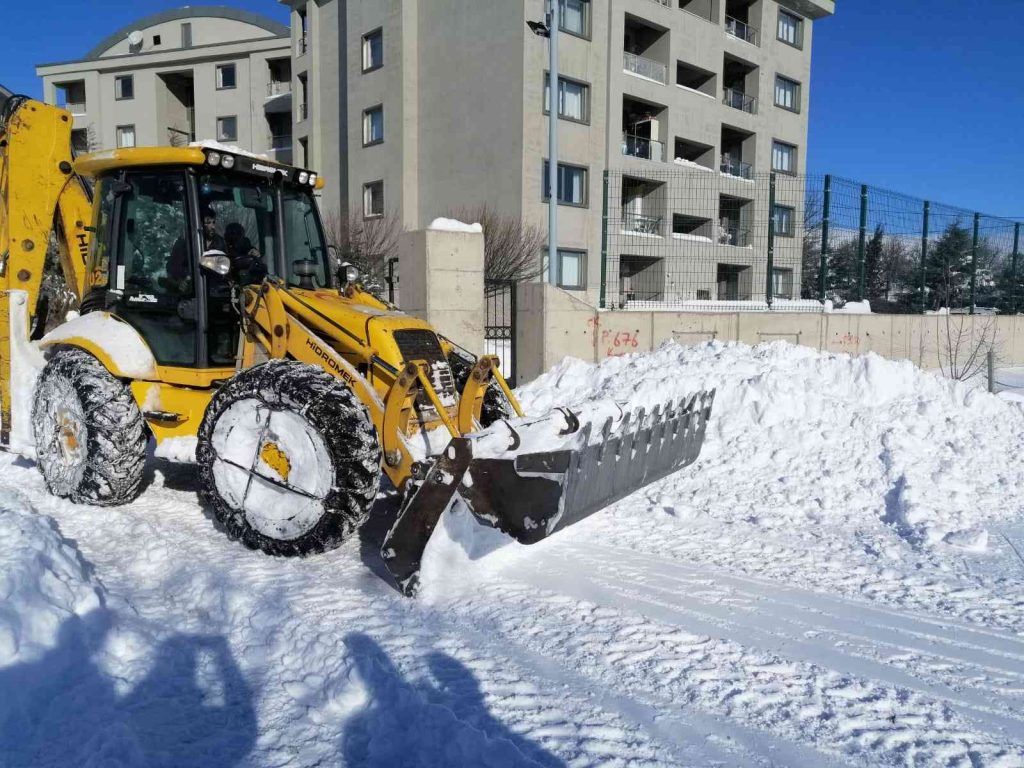 Arapgir’de kar mesaisi sürüyor