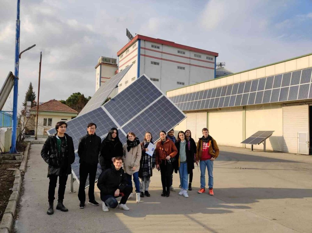 Avrupalı gençler Solartürk tesislerini gezdi