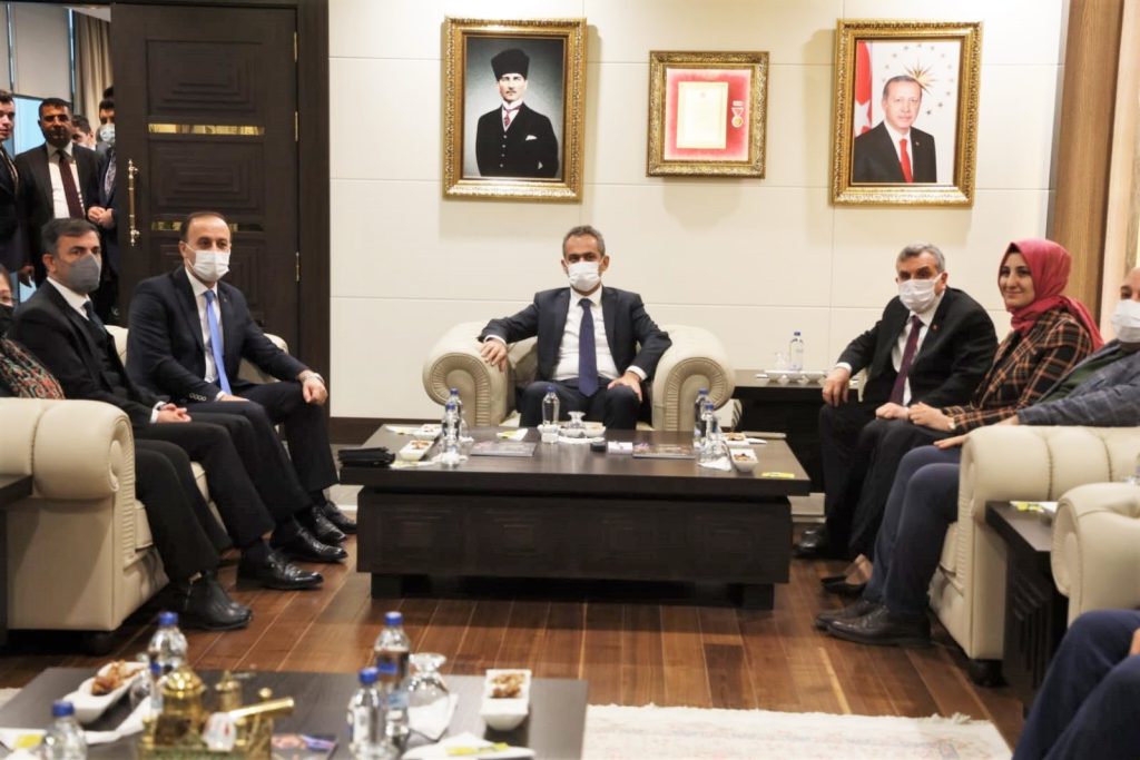 Bakan Özer’den Şanlıurfa Büyükşehir Belediyesine ziyaret