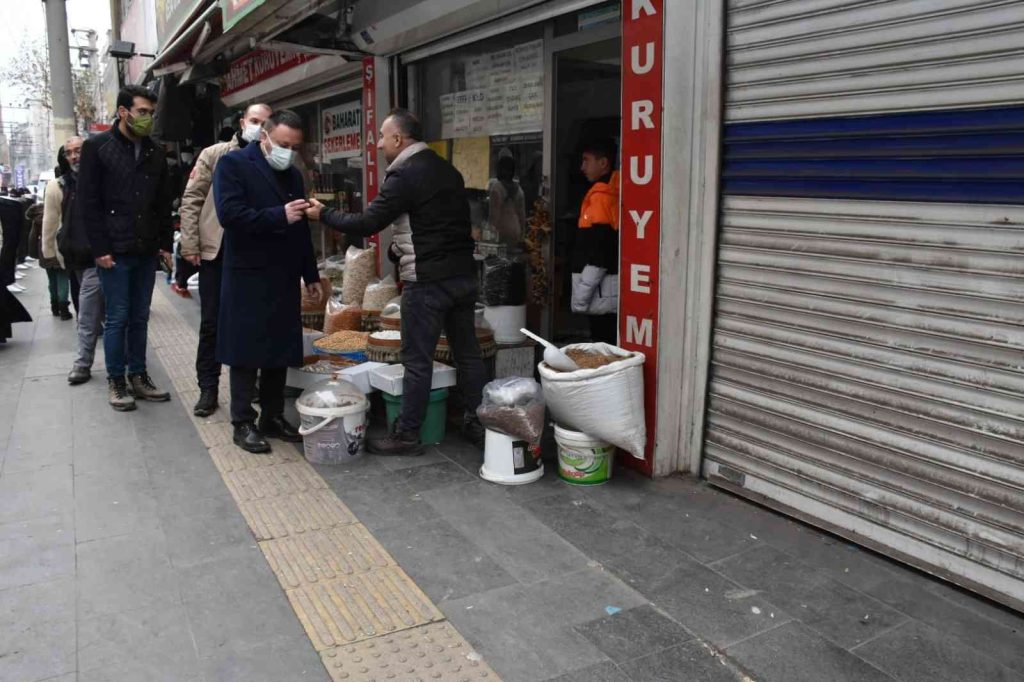 Başkan Beyoğlu gece ev, gündüz esnaf ziyaretinde