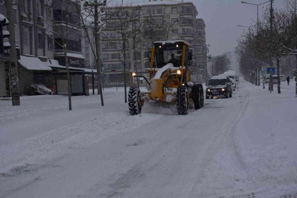 Başkan Beyoğlu kar temizleme çalışmalarına katıldı