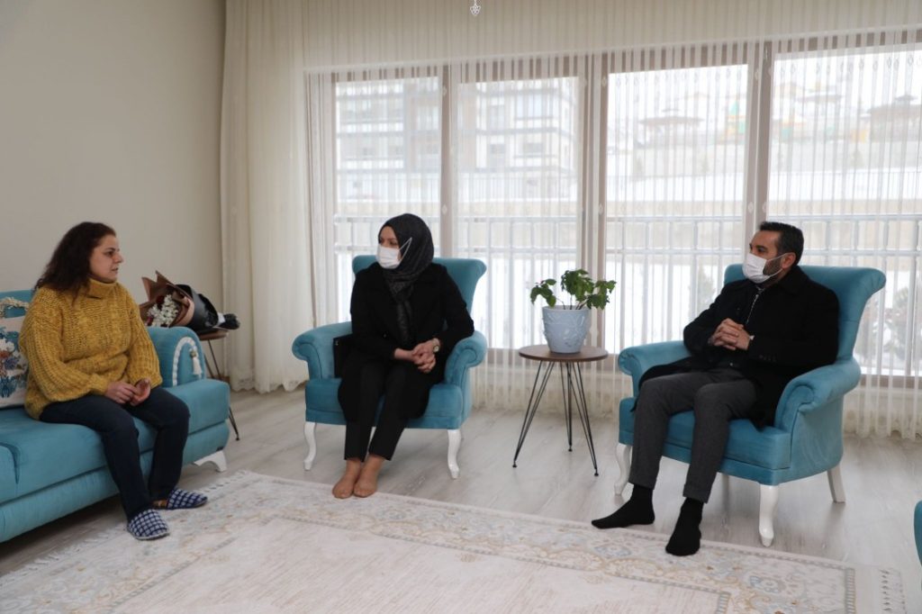 Başkan Şerifoğulları depremde yakınlarını kaybeden ailelerle bir araya geldi