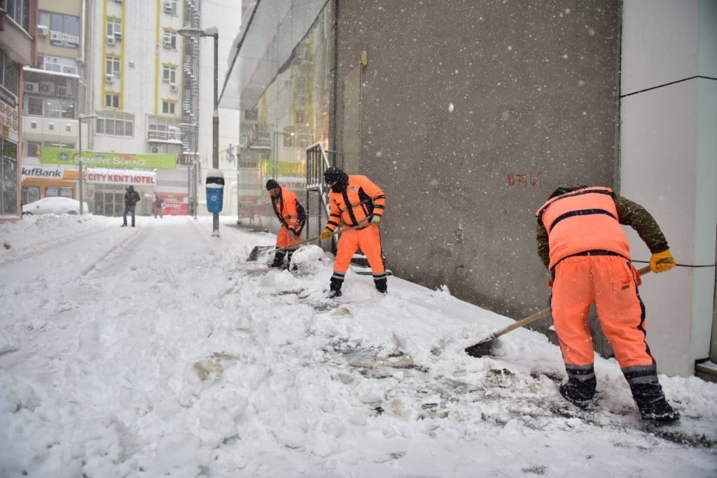Battalgazi’de karla mücadele çalışmaları devam ediyor