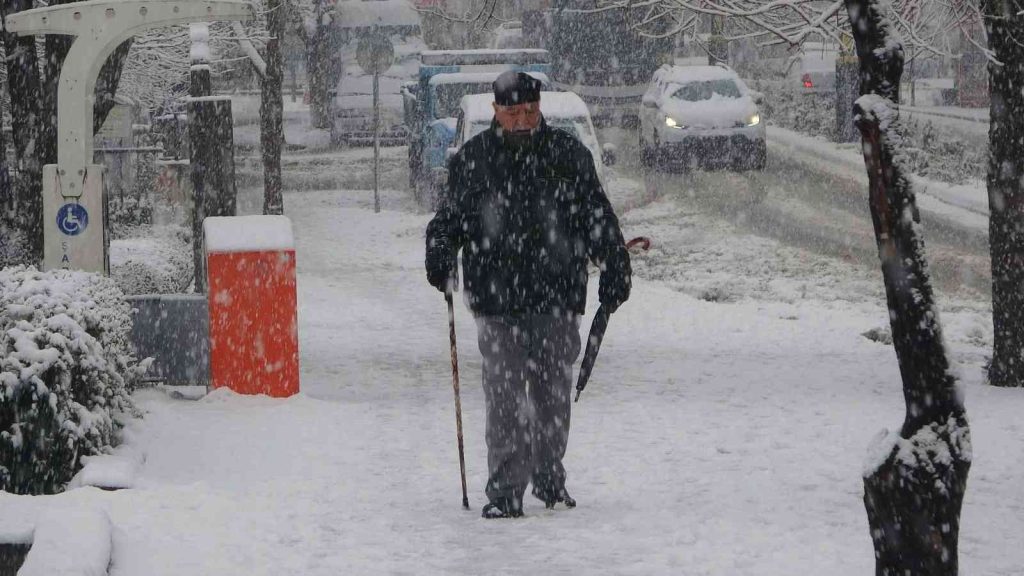 Bingöl’de 103 köy yolu ulaşıma kapandı