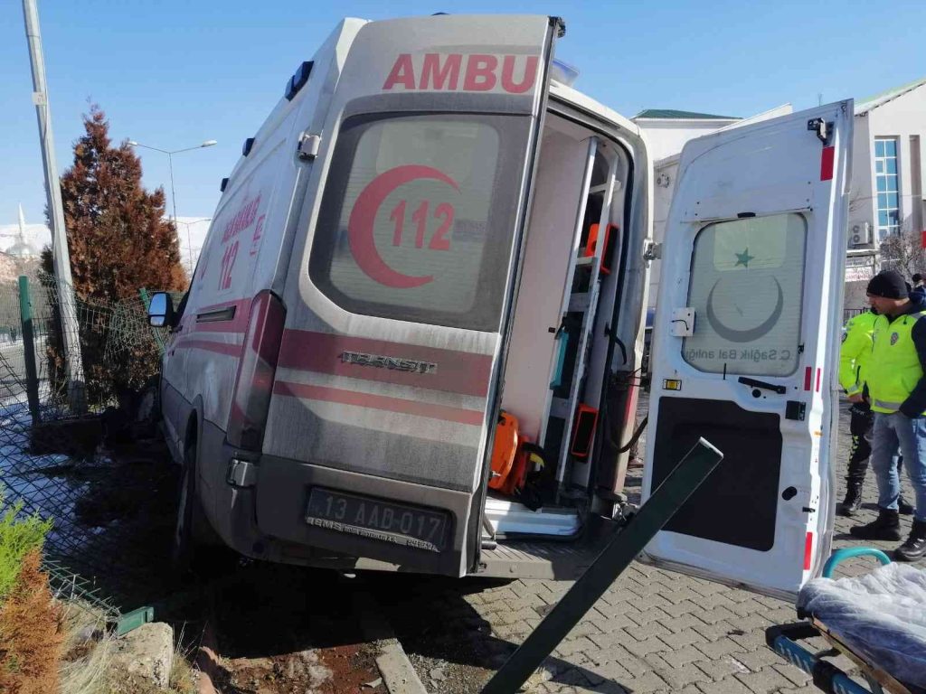 Bingöl’de ambulans ve otomobil çarpıştı: 5 yaralı