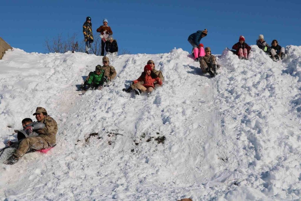 Bingöl’de jandarma çocuklarla kartopu oynadı, kayak yaptı