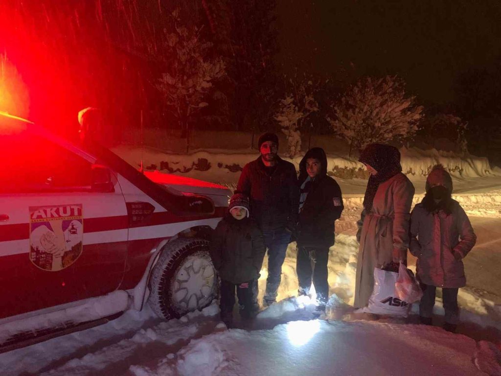 Bingöl’de kar ve tipide mahsur kalan ailenin imdadına AKUT yetişti