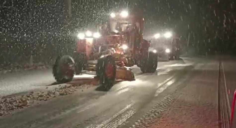 Bingöl’de karayolları ekipleri gece gündüz demeden karla mücadelesi sürüyor