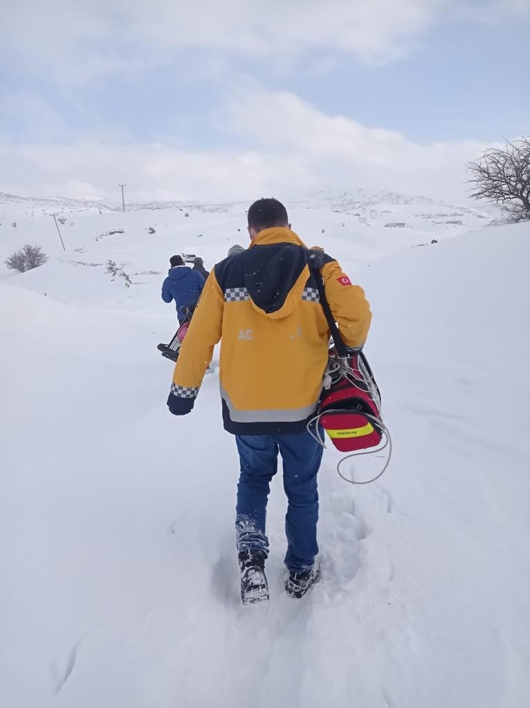Bingöl’de sağlıkçılar 115 yaşındaki hasta için seferber oldu