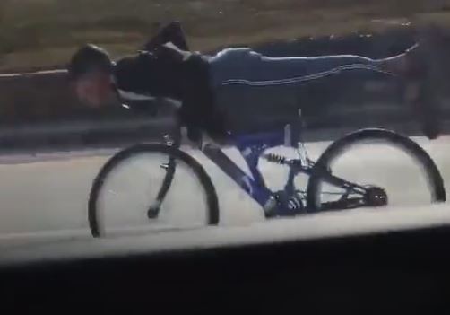 Bisikletli gençlerin otoyoldaki tehlikeli yolculuğu pes dedirtti