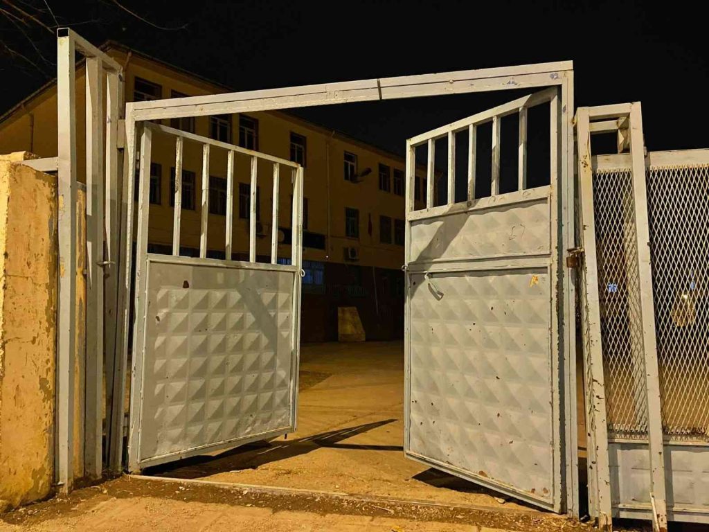 Çalınan okul kapısı polis tarafından bulundu
