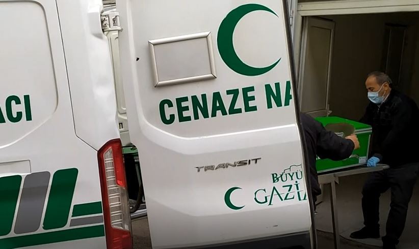 Cinnet getiren şahıs karısını 11 bıçak darbesiyle öldürdü