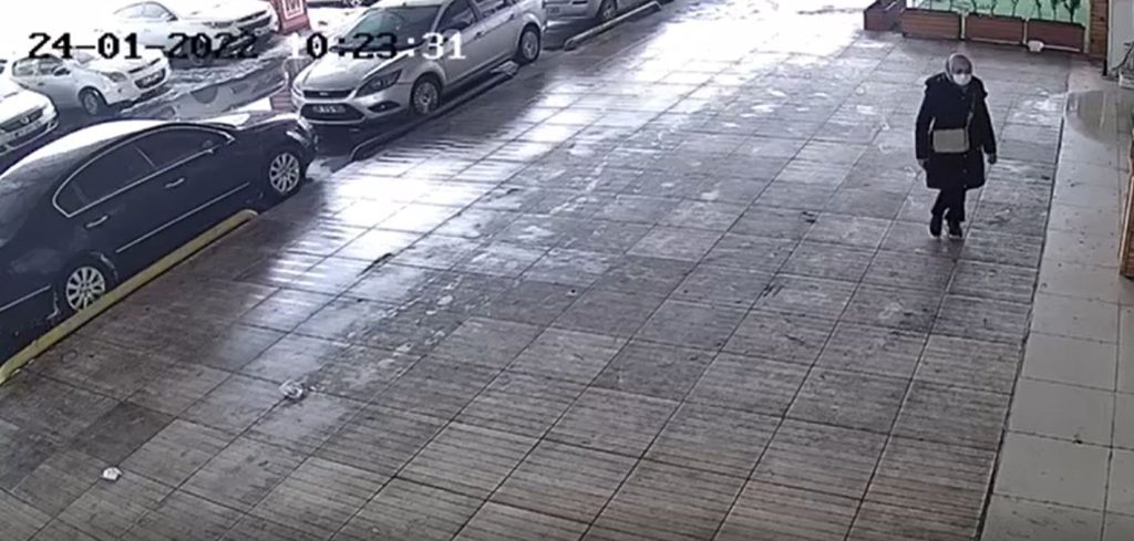 Çöken çatının altında kalmaktan saniyelerle kurtuldu