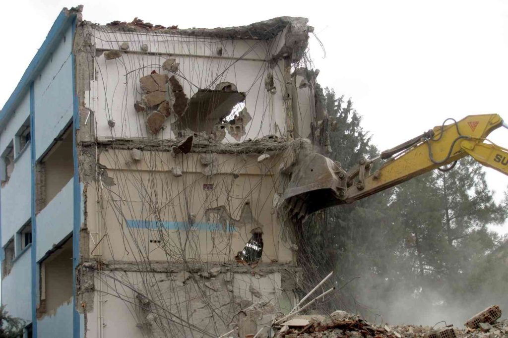Çürük raporu bulunan hükümet konağının yıkımı tamamlandı