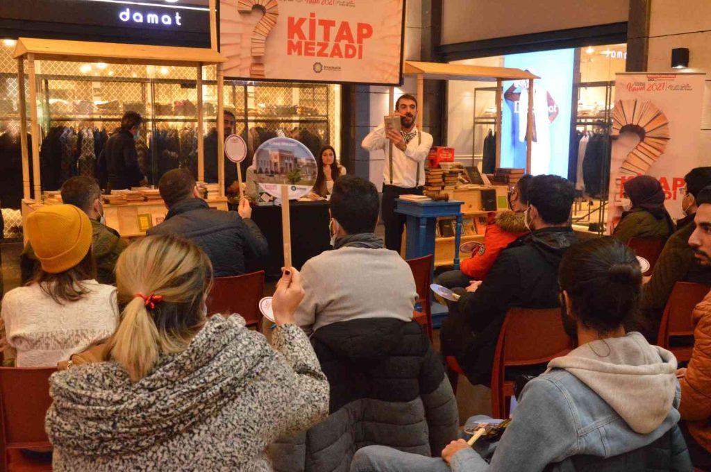 Diyarbakır Büyükşehir Belediyesi’nden kitap mezadı