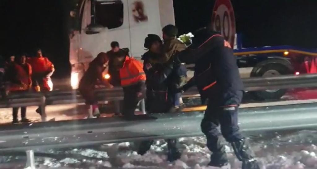 Diyarbakır-Siverek yolunda mahsur kalan vatandaşlar tahliye edildi