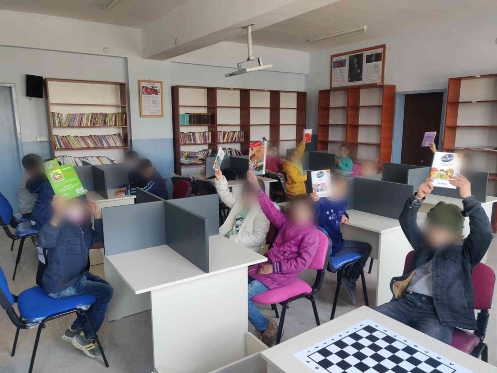 Diyarbakır’da çocukları sevindiren karne hediyesi