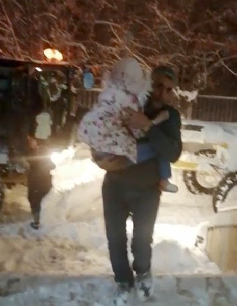 Diyarbakır’da ekipler, aniden rahatsızlanan iki kız çocuğu için seferber oldu