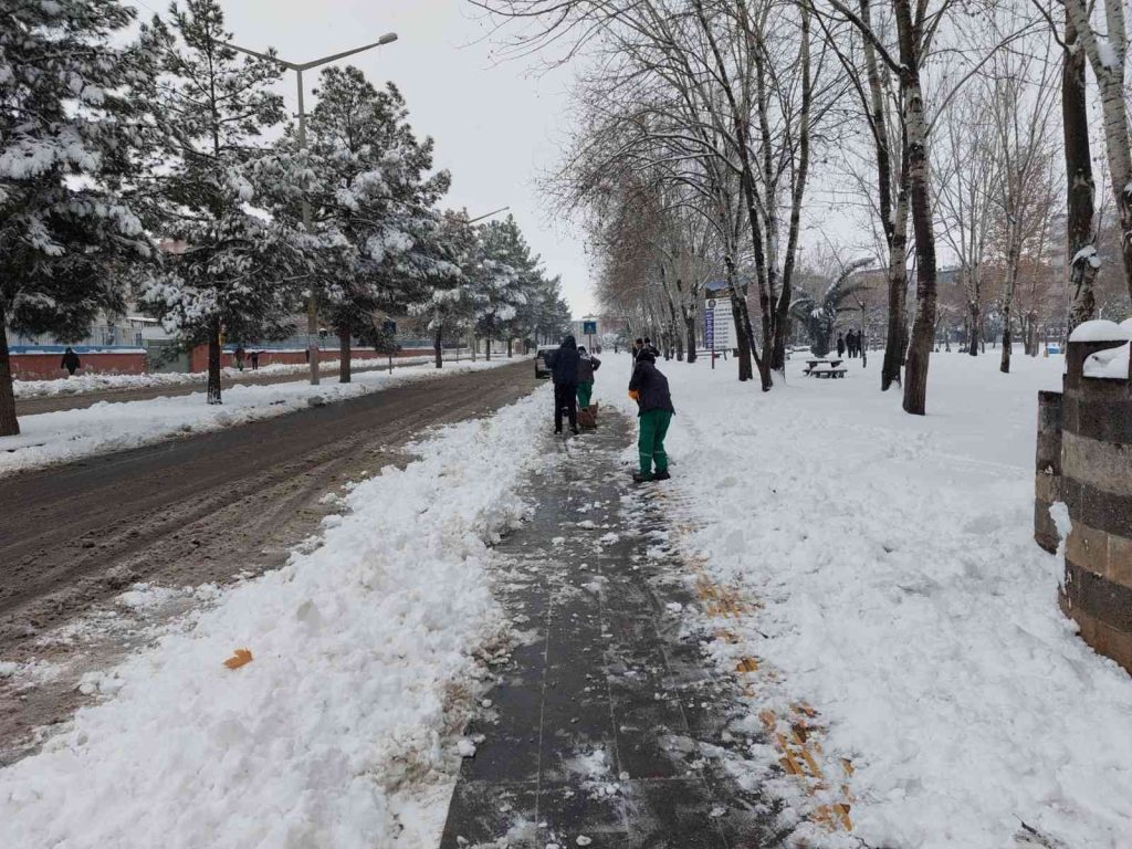 Diyarbakır’da kaldırımlarda kar temizleme çalışması