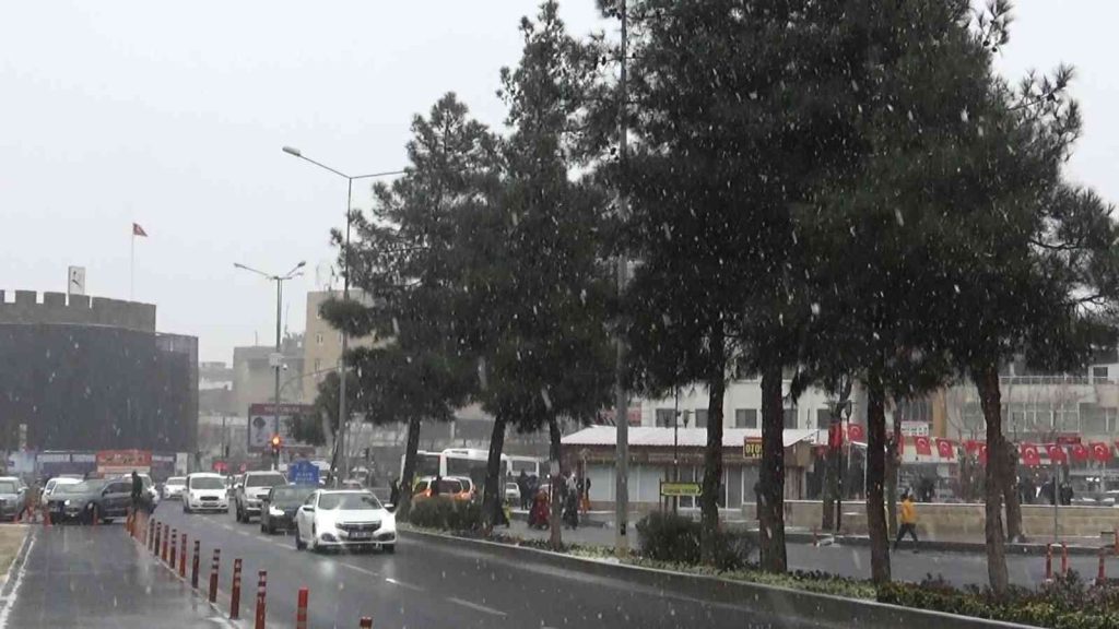 Diyarbakır’da yılın ilk kar yağışı başladı