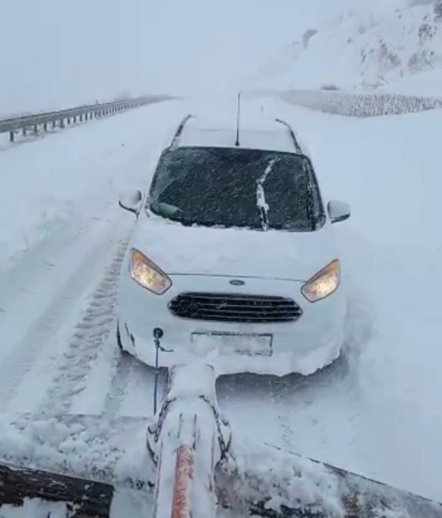 Diyarbakır’da yolda kalan polisleri vatandaş traktörüyle kurtardı