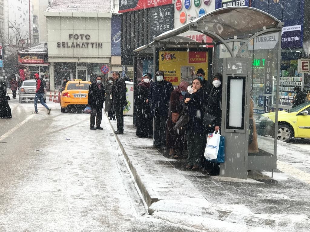 Elazığ beyaz gelinliğini giydi