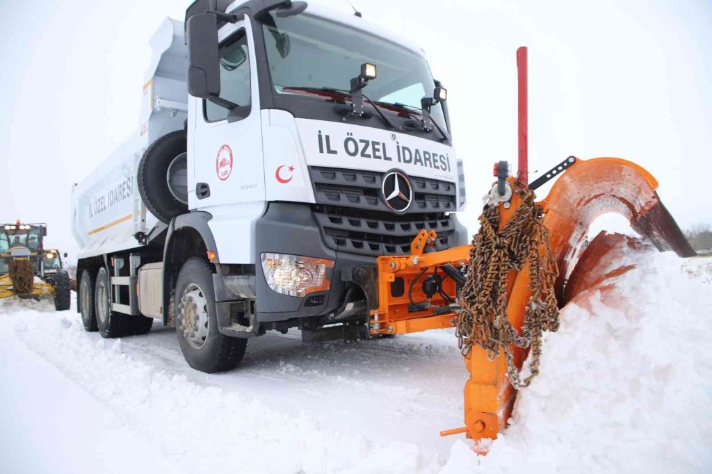 Elazığ merkeze bağlı köy yolları kar nedeniyle ulaşıma kapandı