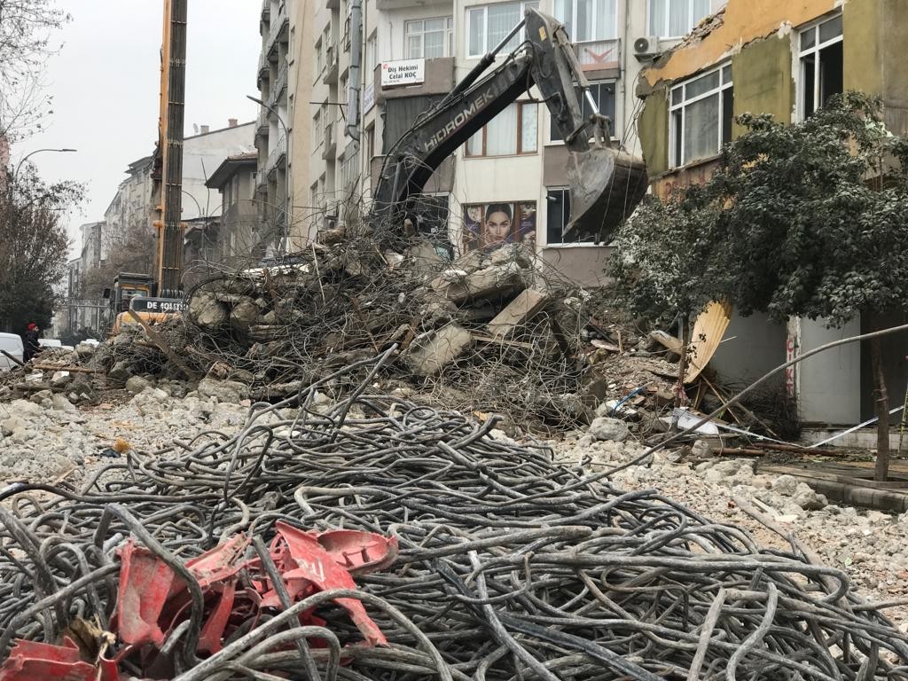 Elazığ’da ağır hasarlı binaların yıkımı sürüyor