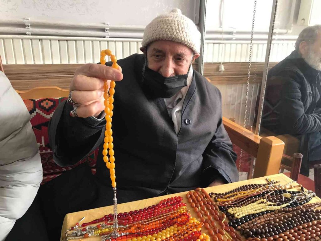 Elazığ’da asırlık tespihler çay ocağında sergileniyor: Fiyatı 10 bin dolara kadar çıkıyor