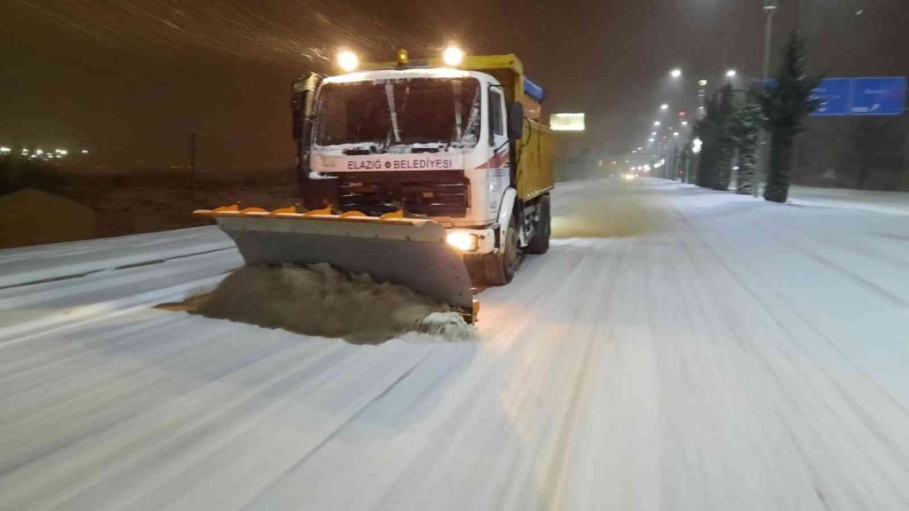 Elazığ’da belediye ekipleri gece de karla mücadelesini sürdürüyor
